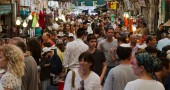 Mahane Yehuda market fills with people on a Friday afternoon (Photo by Rachael Cerrotti)