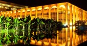 An example where Oscar Niemeyer's architecture and Burle Marx's landscape garden complement each other (©Coen Wubbels)